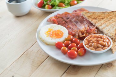 Kahvaltı ahşap masada