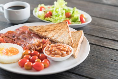 Kahvaltı ahşap masada