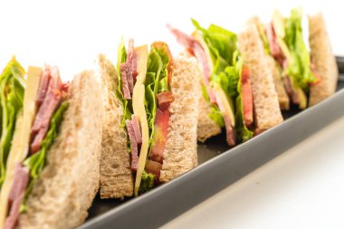 beyaz zemin üzerinde sandviç