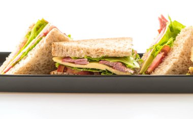 beyaz zemin üzerinde sandviç