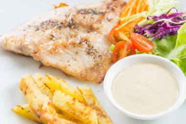 Ahşap masada balık bifteği