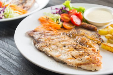 Ahşap masada balık bifteği