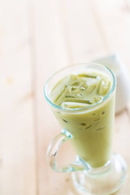buzlu matcha latte