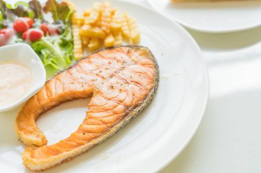 Beyaz masada somon bifteği