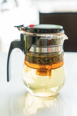 Beyaz masada çaydanlıklar