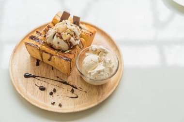 Bal tost ile karamelli dondurma ile