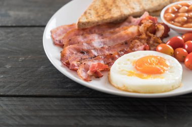 Kahvaltı ahşap masada