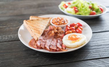 Kahvaltı ahşap masada