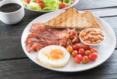 Kahvaltı ahşap masada