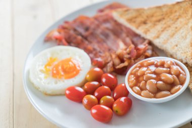 Kahvaltı ahşap masada