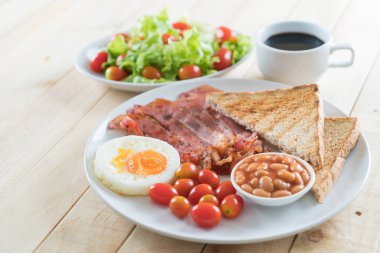 Kahvaltı ahşap masada