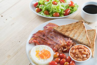 Kahvaltı ahşap masada