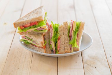 Tahta arka planda sandviç