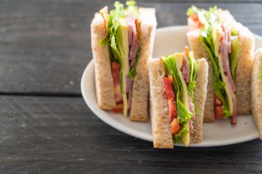 Tahta arka planda sandviç