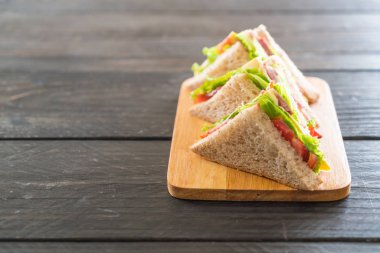 Tahta arka planda sandviç