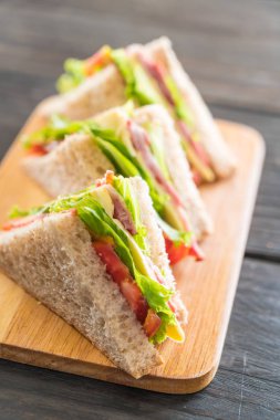 Tahta arka planda sandviç