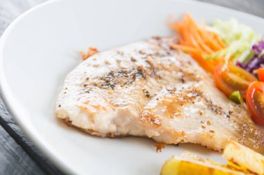 Ahşap masada balık bifteği