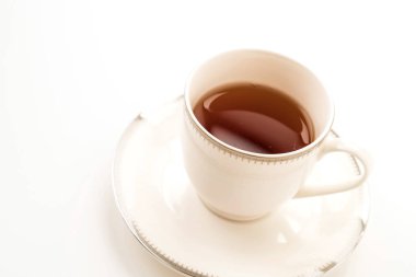 Beyaz arkaplanda çay fincanı