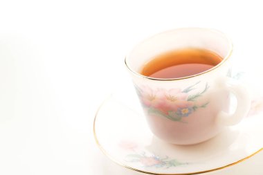 Beyaz arkaplanda çay fincanı