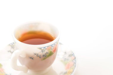 Beyaz arkaplanda çay fincanı