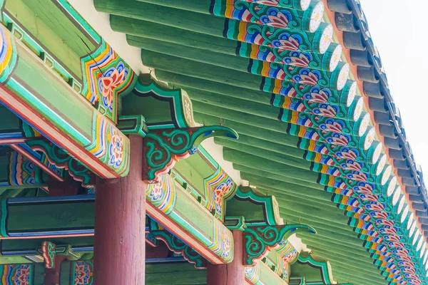 Schöne architektur im gyeongbokgung palast in seoul city — Stockfoto