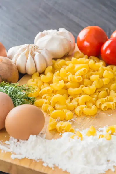 Espaguete de massa seca com ingrediente — Fotografia de Stock