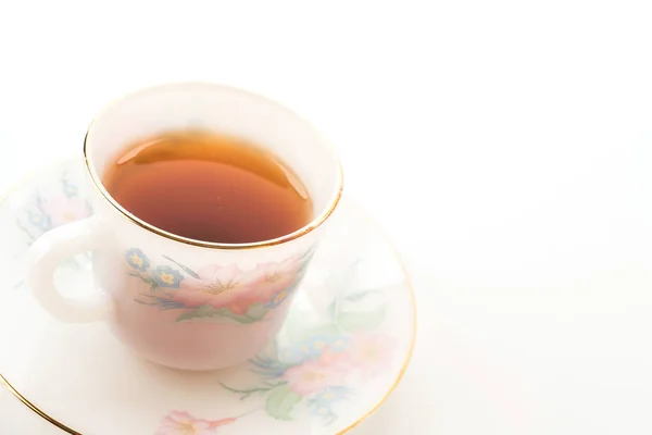 Šálek čaje na bílém pozadí — Stock fotografie