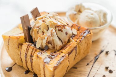 Bal tost ile karamelli dondurma ile