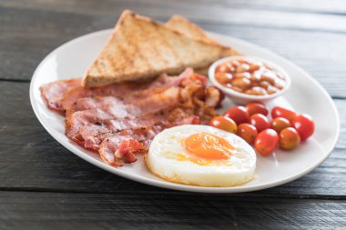 Kahvaltı ahşap masada