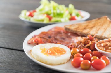 Kahvaltı ahşap masada