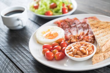 Kahvaltı ahşap masada