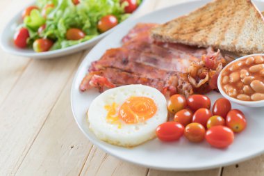 Kahvaltı ahşap masada