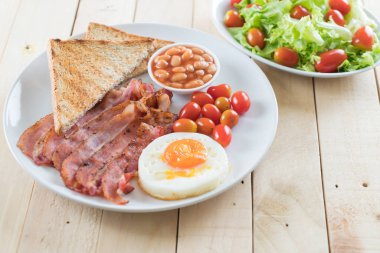 Kahvaltı ahşap masada