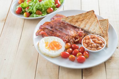 Kahvaltı ahşap masada