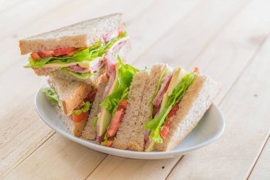 Tahta arka planda sandviç