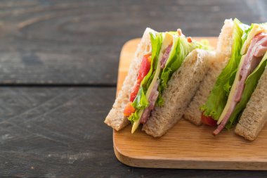 Tahta arka planda sandviç