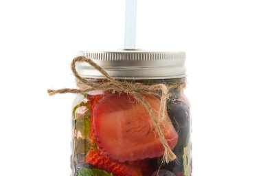 Beyaz arkaplanda aşılanmış su