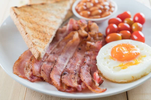 Ontbijt op houten tafel — Stockfoto