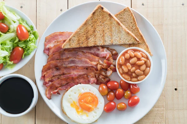 Desayuno en mesa de madera — Foto de Stock