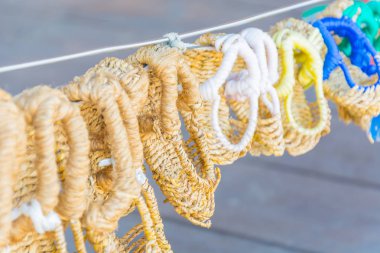 El ile sisal Namsangol Hanok köyünde, Se kullanılarak yapılan sandalet