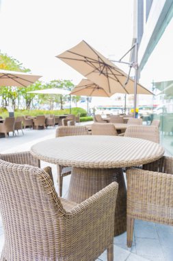 Masa ve sandalye şemsiye açık veranda ile