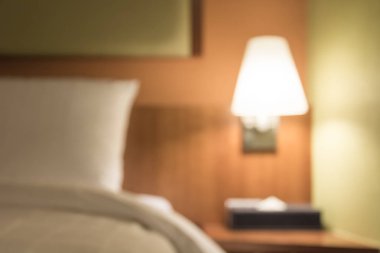 Bulanık arka plan otelin süslü masa lambası