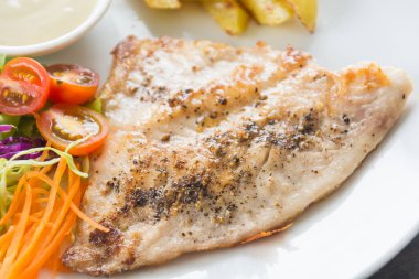 Ahşap masada balık bifteği