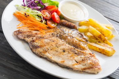 Ahşap masada balık bifteği