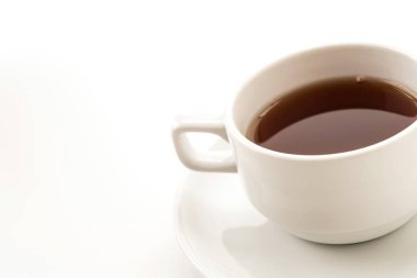 Beyaz arkaplanda çay fincanı