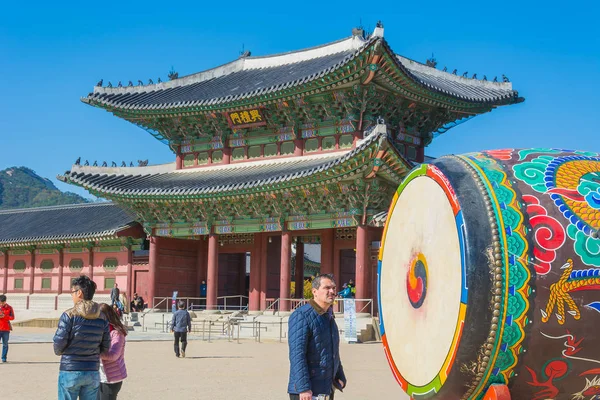SEOUL, KOREA - October 30, 2015: Gyeongbokgung Palace, place of — Stock Photo, Image