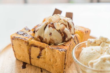 Bal tost ile karamel buz-creaam