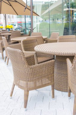 Masa ve sandalye şemsiye açık veranda ile