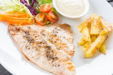 Ahşap masada balık bifteği