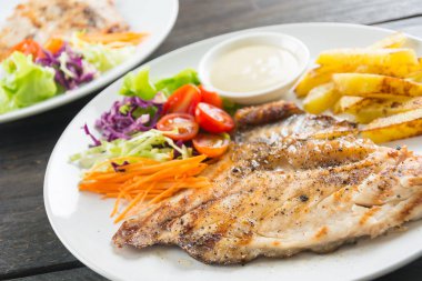 Ahşap masada balık bifteği